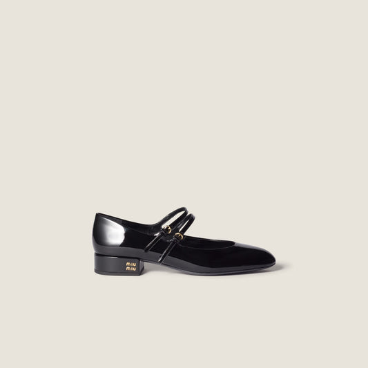 Patent-leather slingback court shoes with buckles