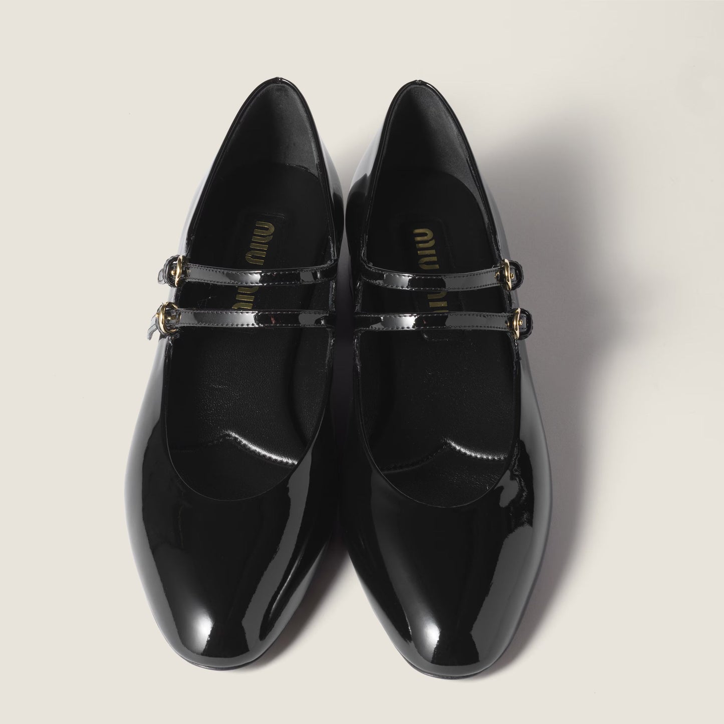 Patent-leather slingback court shoes with buckles