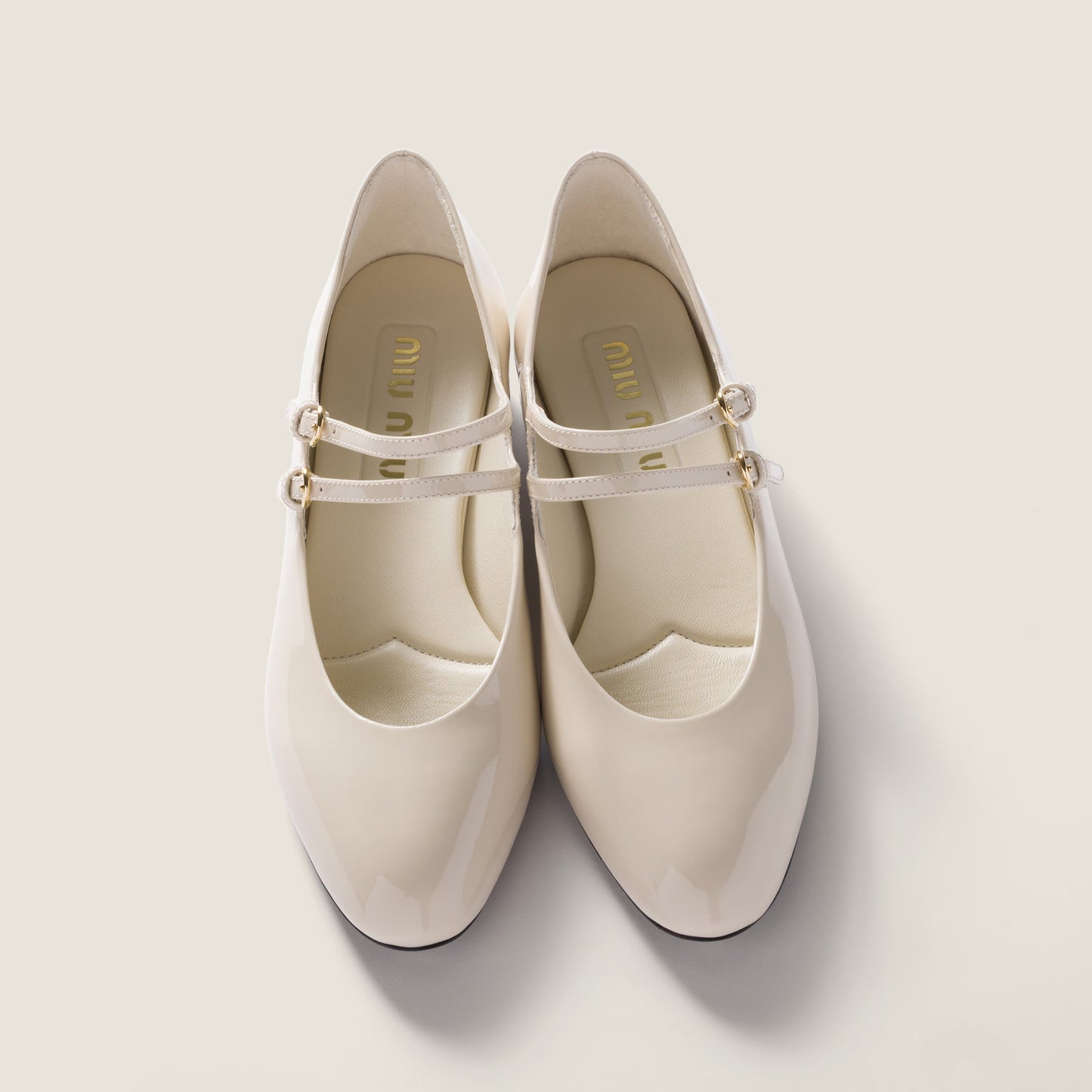 Patent-leather slingback court shoes with buckles